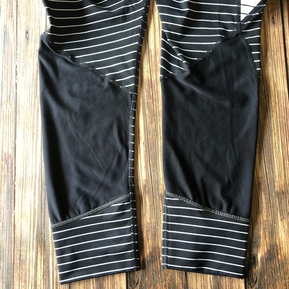Athleta Black & White Stripe Capri Leggings M - Picture 5 of 6